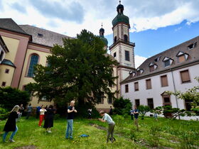 Ebersmunster: Yoga im Klostergarten