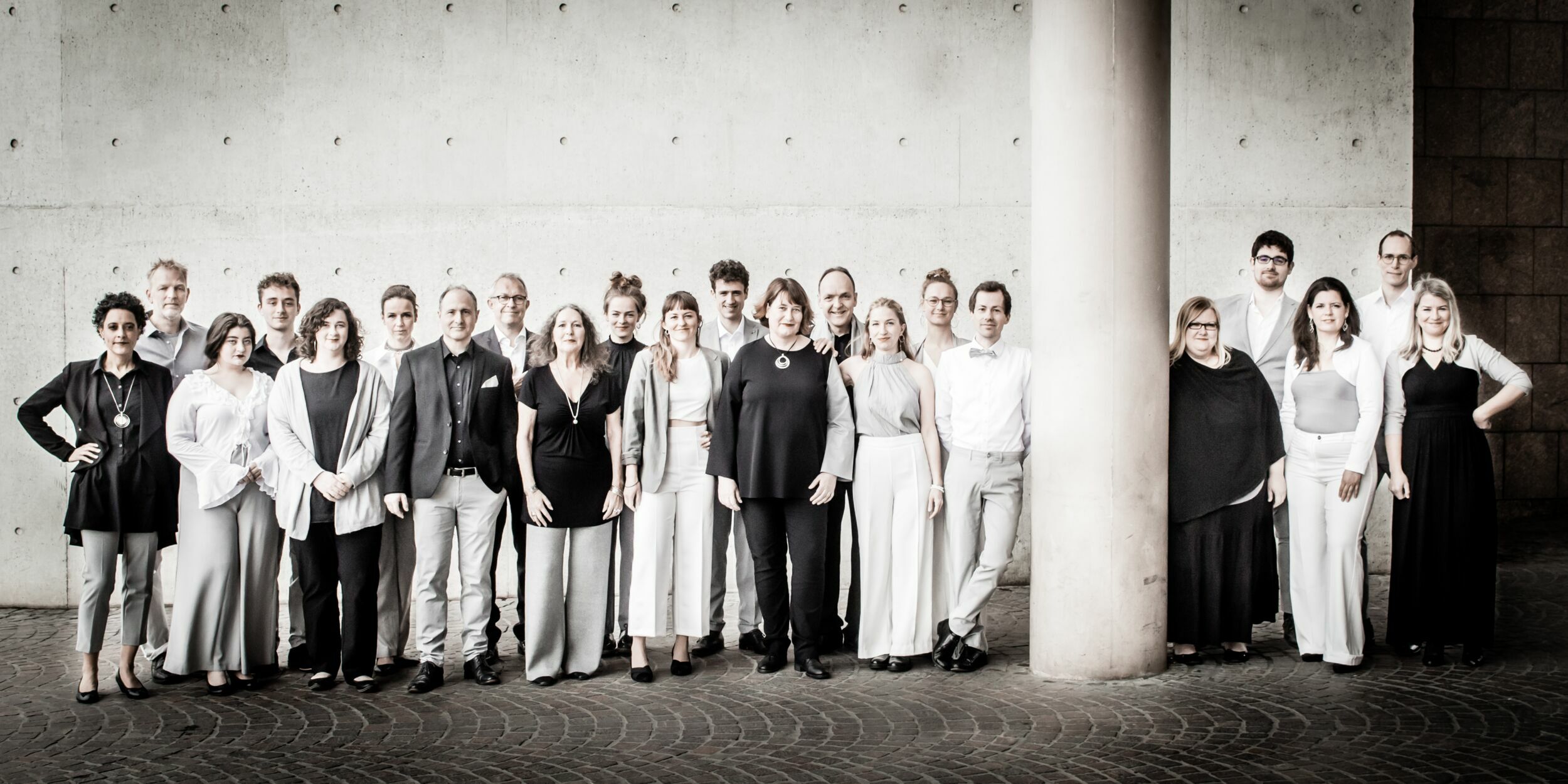 Group Photo of Jazzchor Freiburg in front of Konzerthaus Freiburg